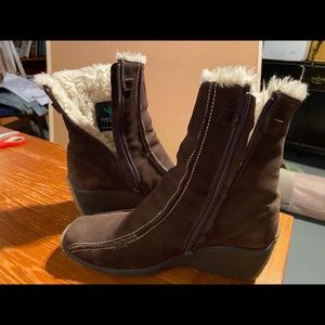 Women’s Winter Boots Suede/Fur Canadian Made Sz 6.5 Non-slip Wedge Side Zipper